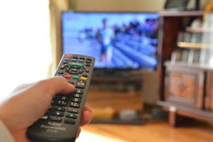 テレビ　フリー素材ドットコム_sサイズ　リモコン　リビング